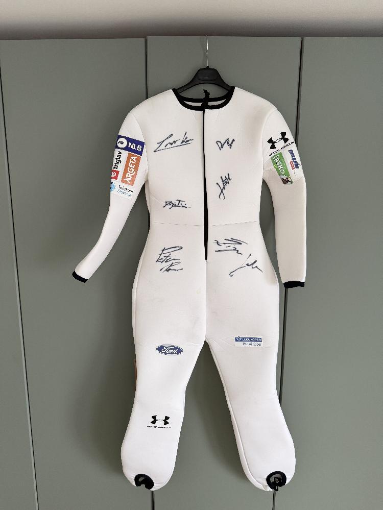 Zbirateljski dres Žige Jelarja Planica 2024 podpisan od slovenskih orlov Peter Prevc-spletnedrazbe.si